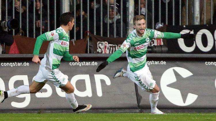 Kacper Przybylko im Torjubel.