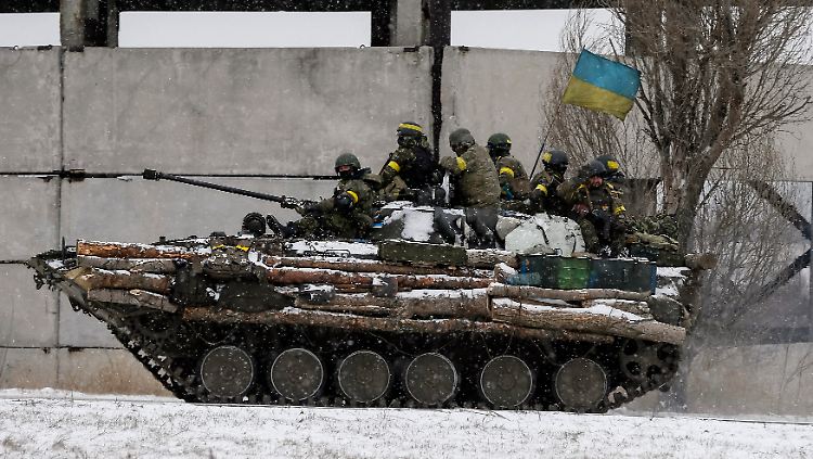 Waffenstillstand sieht anders aus: Ukrainische Truppen gehen bei Debalzewo in Stellung.