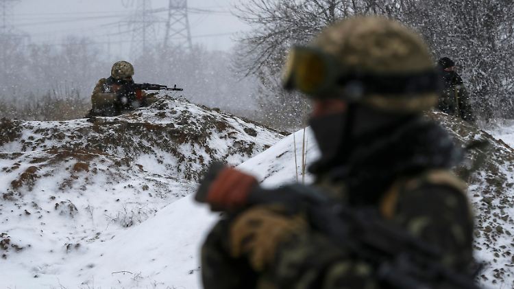 "Wir können unsere Stellungen mit Munition und Lebensmitteln versorgen": Ukrainische Truppen gehen bei Debalzewe in Stellung.