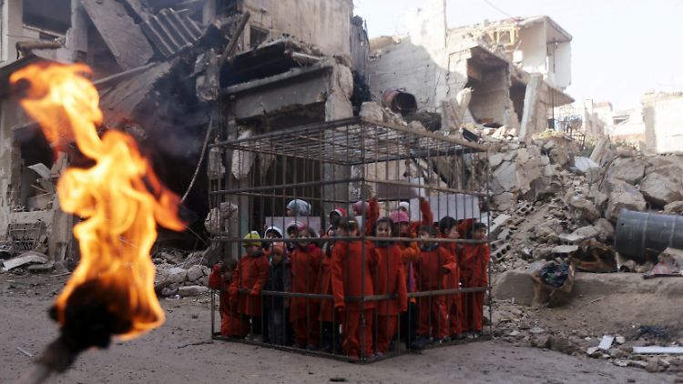 Mit dieser verstörenden Szene wollen die Aktivisten in Syrien auf das Leid im Bürgerkrieg aufmerksam machen.