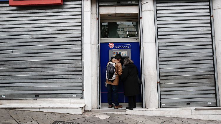 Sicher ist sicher: Viele Griechen holen ihr Geld von der Bank.
