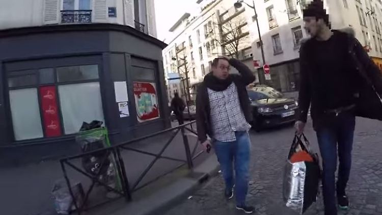 Der junge Mann rechts verfolgt Zvika Klein und zischt ihm zu: "Jude!".