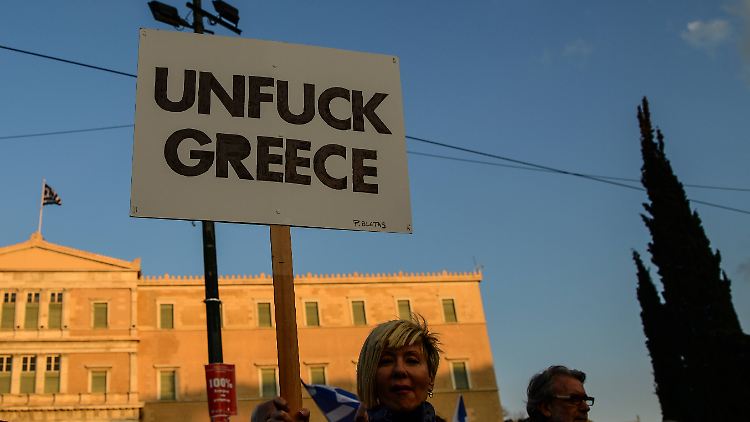 Die Forderung auf diesem Schild vor dem griechischen Parlament bedeutet: Setzt Griechenland nicht weiter unter Druck.