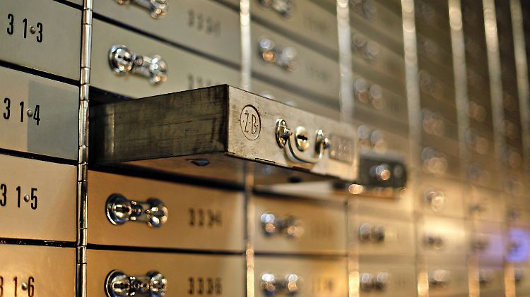 Ans Schließfach kommt man normalerweise nur zu den Öffnungszeiten der Bank. Moderne Anlagen sind mit einer Chipkarte zugänglich. 