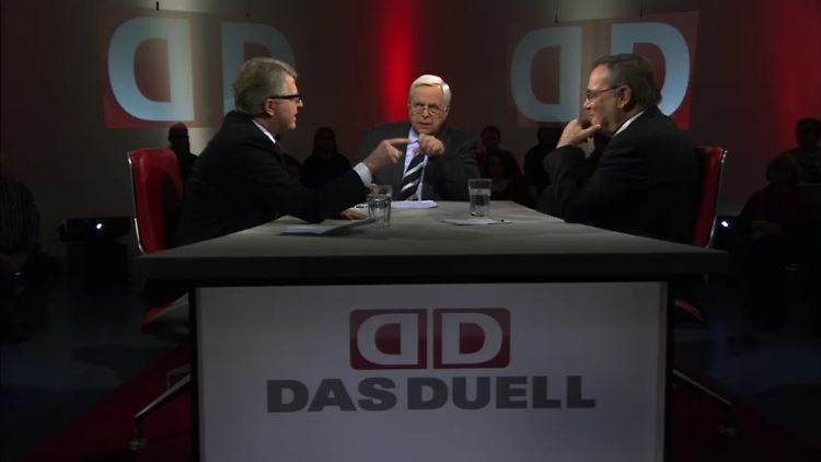Heiner Bremer im Gespräch mit dem FDP-Politiker Schäffler (l.) und Finanzexperte Hickel (r.).