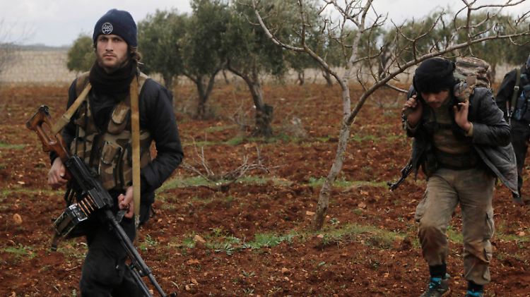 Syrische Rebellen nahe eines Dorfes, nördlich von Aleppo.