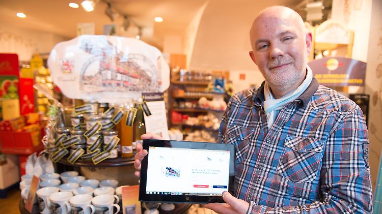 Der Süßwarenhändler Markus Kuhnke setzt auf das lokale Portal OnlineCity Wuppertal.