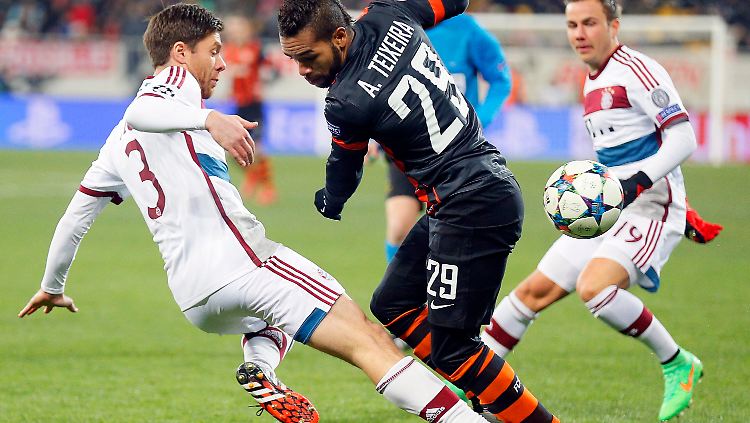 Xabi Alonso (l.) im Zweikampf mit Brasilianer A. Texeira.