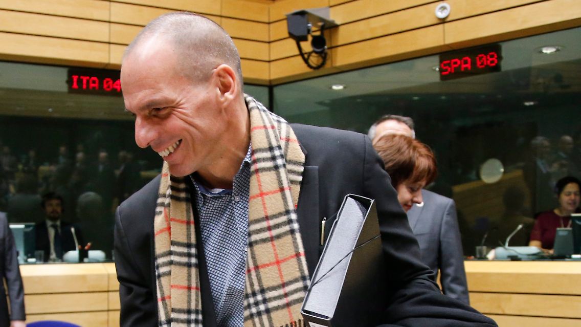 Trotzdem reichen sich Schäuble und der griechische Finanzminister immer wieder die Hände. Ein besonderer Schal sorgt bei Varoufakis für einen schicken Stil.