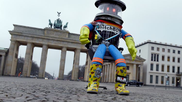 Etappenziel erreicht: Hitchbot vor dem Brandenburger Tor. Gleich soll es weitergehen zum Reichstag.
