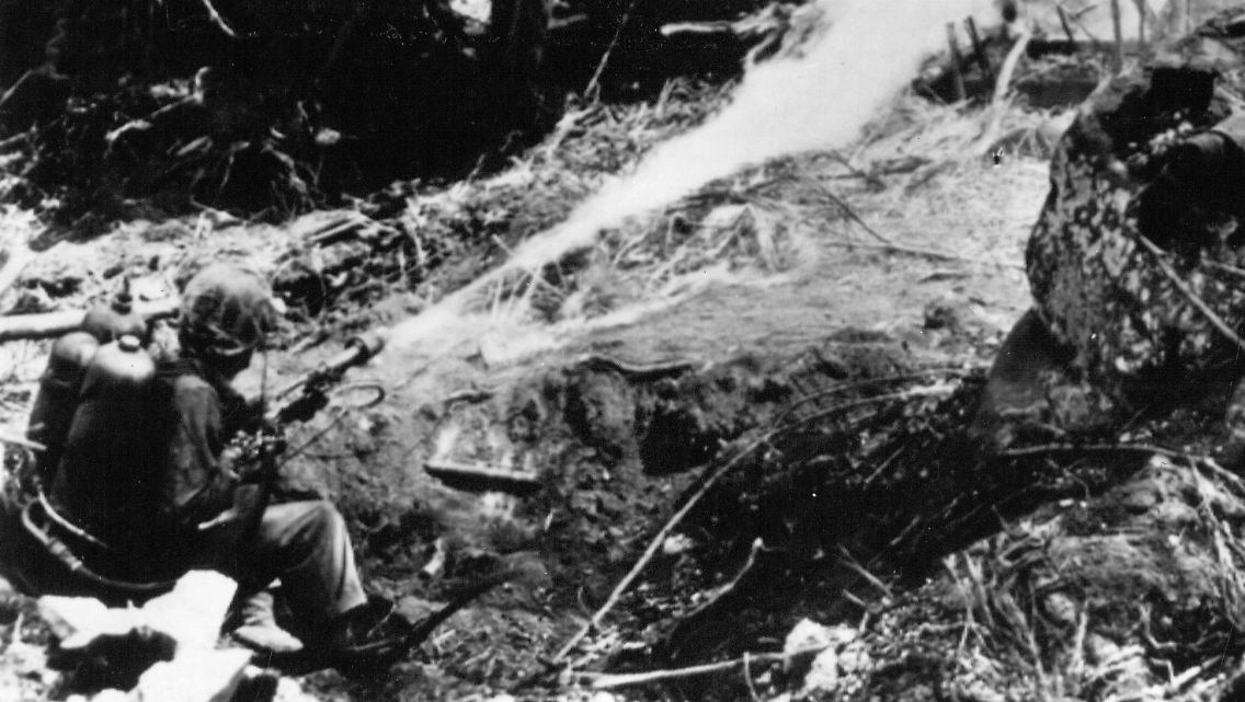 Die Kämpfe sind zäh und erbittert. Mit Flammenwerfern kämpfen sich die US-Soldaten vor.