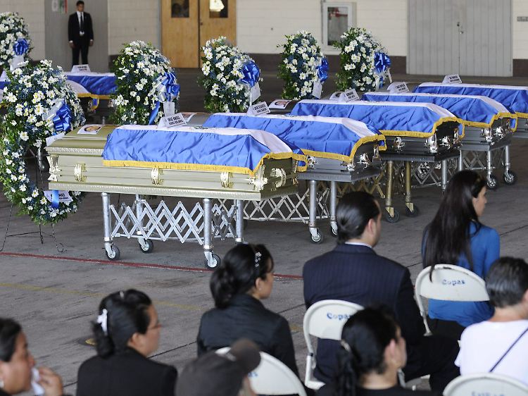 Särge mit Flüchtlingen, die in Tamaulipas ermordet wurden.