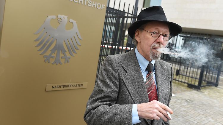 Inzwischen kennt Adolfs sich aus in deutschen Gerichtssälen. Zum Prozess vorm Amtsgericht war Adolfs noch leger im Karohemd erschienen.