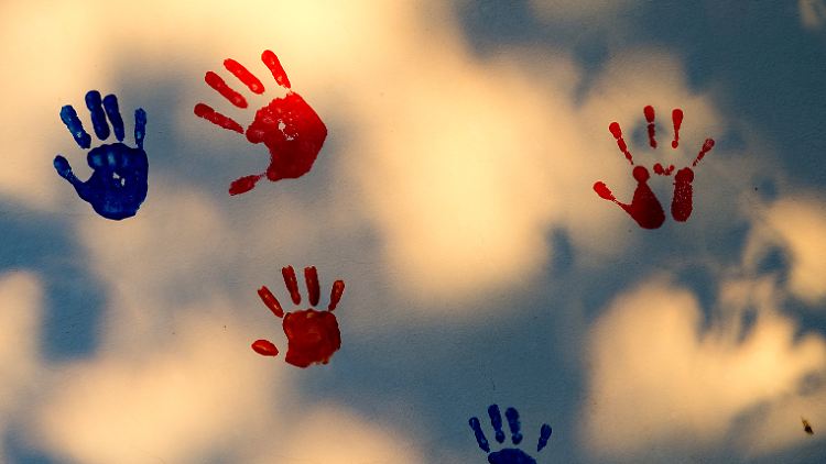 In Deutschland finanzieren Eltern die Altersvorsorge von Kinderlosen mit. "Diese Situation ist völlig unerträglich", sagt Ex-Sozialrichter Borchert.