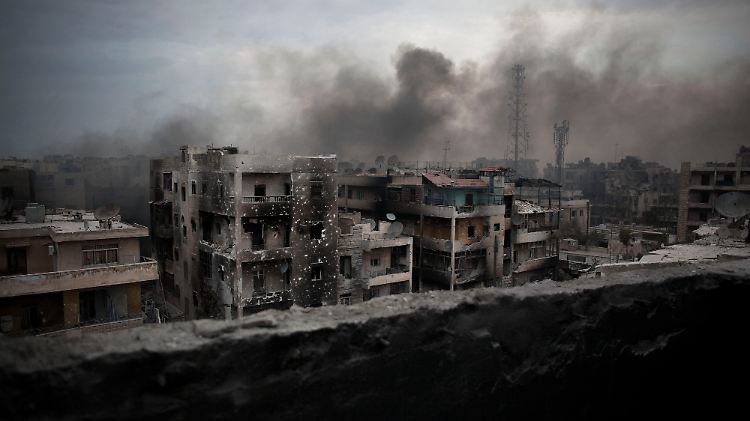 Zeugen berichten, dass die syrische Luftwaffe weiterhin Angriffe fliegt.