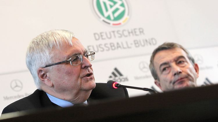 Zwischen Ex-DFB-Präsident Theo Zwanziger und Wolfgang Niersbach müssen nun die Fifa-Ethiker vermitteln.