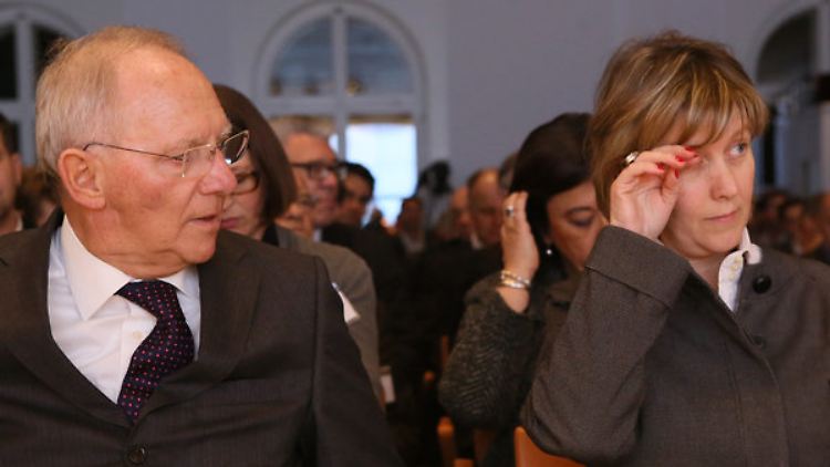 Das gute Beispiel: Bundesfinanzminister Wolfgang Schäuble (l) und seine portugiesische Amtskollegin Maria Luis Albuquerque in Berlin.