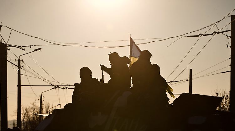 Ukrainische Soldaten verlassen Debalzewe.