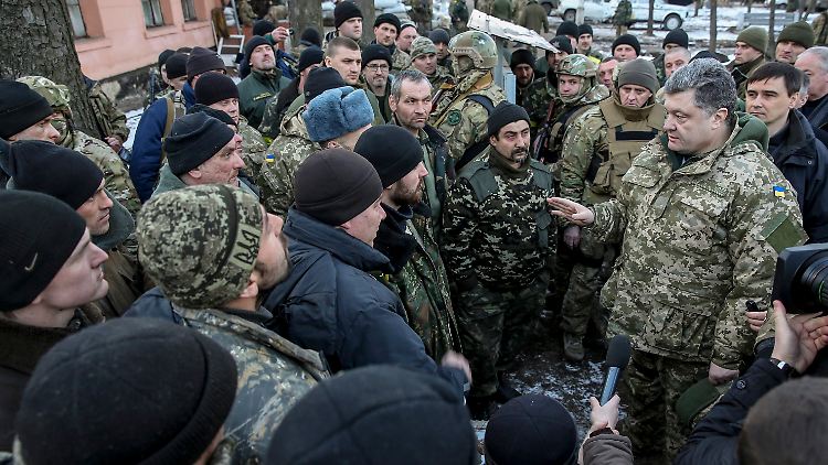 Poroschenko (r.) hatte Regierungssoldaten im Osten der Ukraine besucht. Er zeigte sich "stolz, Oberbefehlshaber solcher Streitkräfte" zu sein.