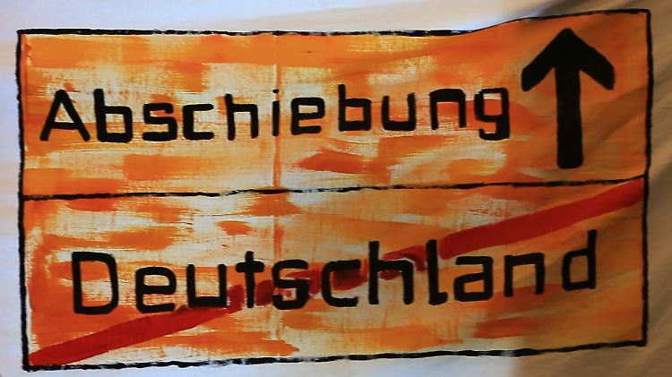 Die Bundesregierung plant eine Verschärfung des Aufenthaltsrechts. Bereits 2014 hat die Zahl der Abschiebungen den höchsten Stand seit 2006 erreicht.