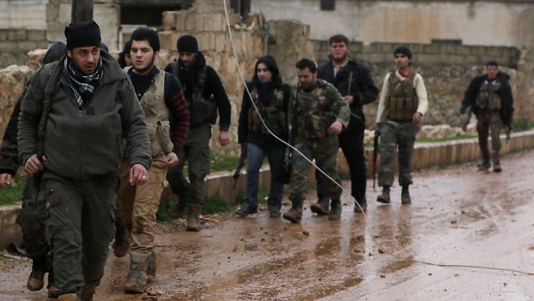 Syrische Rebellen in einem Dorf nördlich von Aleppo. In den vergangenen Tagen haben sie Angriffe der syrischen Armee zurückgeschlagen, die sich das Gebiet zurückholen will. Von Osten rückt auch der IS immer näher.