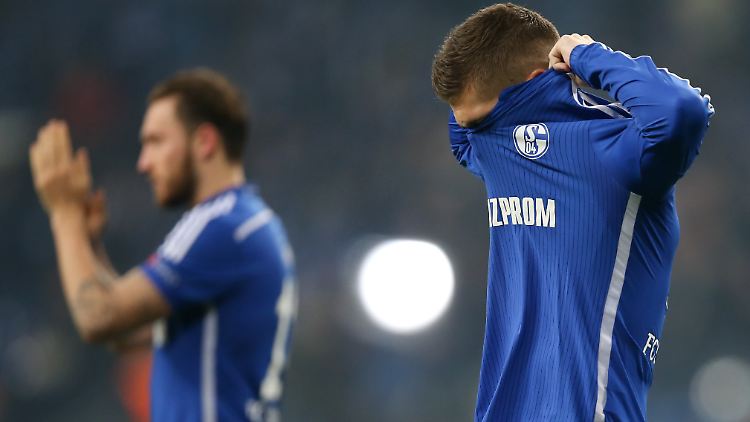 Matija Nastasic und Marco Höger (hinten) trauern der verpassten Chance gegen Real Madrid hinterher. Mit etwas mehr Mut wäre eine bessere Ausgangsposition fürs Rückspiel möglich gewesen.