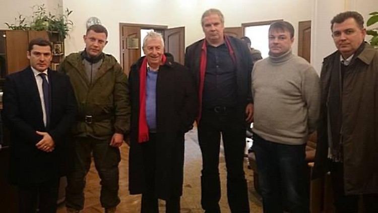 Gruppenfoto mit Separatisten: Gehrcke (3. von links) und Hunko (3. von rechts).