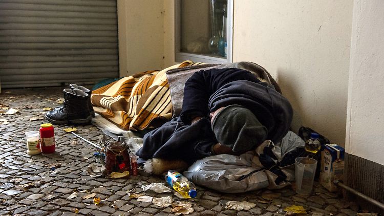 Ein Obdachloser in einem Berliner Hauseingang.