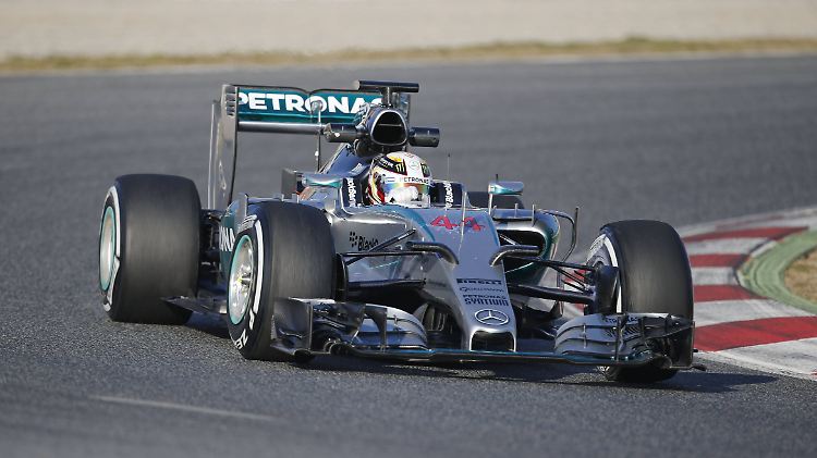Für Weltmeister Lewis Hamilton und Mercedes begannen die Testfahrten in Spanien mit einer Enttäuschung.