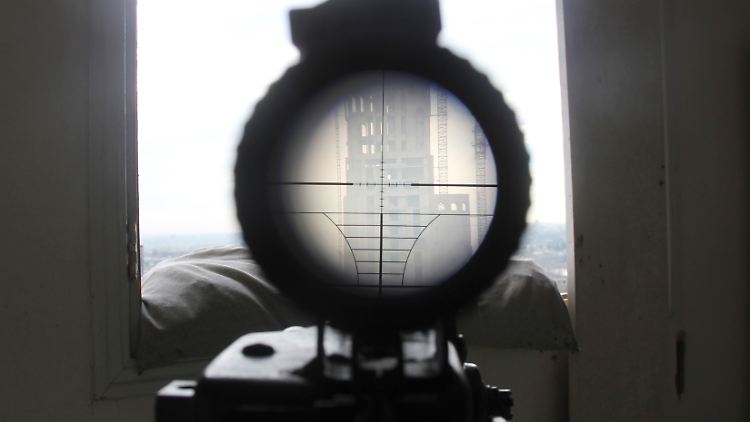 Blick durch das Zielfernrohr eines Rebellen auf ein von Assads Truppen kontrolliertes Gebiet. Seit Beginn des Krieges sind rund 200.000 Menschen gestorben.