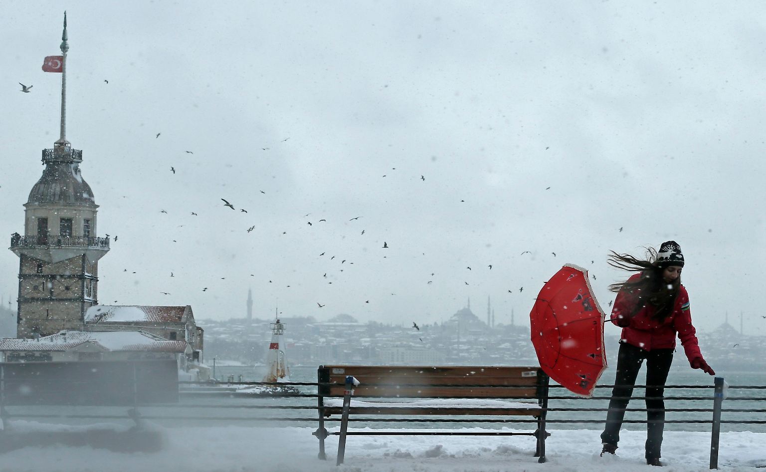Stürmische Gewitter mit ergiebigem Schneefall führen in der türkischen Millionenmetropole Istanbul zu chaotischen Verhältnissen.