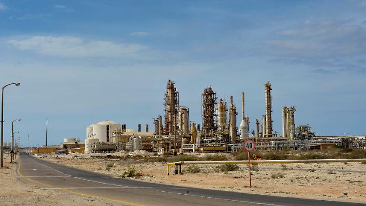 Sirte hat einen bedeutenden Hafen und ist Sitz der Sirte Oil Company (im Bild).