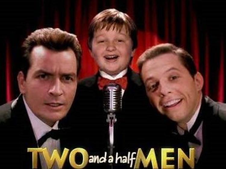 Mit Charlie Sheen (l.) ging alles los. Der Schauspieler gehörte zum Original-Trio von "Two and a Half Men".