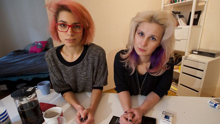 Pussy Riot erklärten, sie sähen Ähnlichkeiten zwischen dem autoritären Auftreten Putins und der US-Polizeigewalt gegen Afroamerikaner.