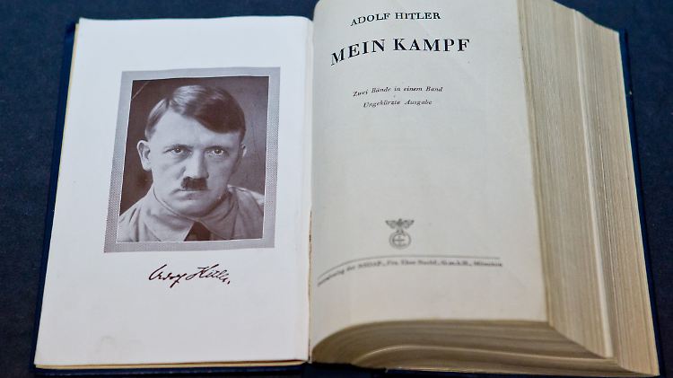 Historische Ausgabe von Hitlers "Mein Kampf", ausgestellt im Dokumentationszentrum Reichsparteitagsgelände in Nürnberg.