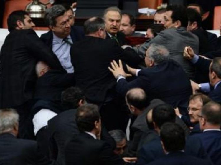 Im Februar hatte die geplante Ausweitung der Polizeibefugnisse mehrfach Prügeleien im türkischen Parlament ausgelöst.