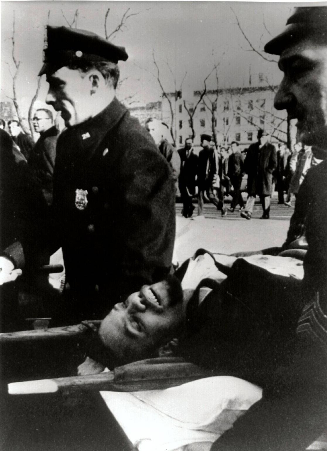Die Leiche - 39 Jahre, männlich, schwarz - weist 21 Schusswunden auf.  Der Körper auf der Bahre gehört einem der einflussreichsten US-Amerikaner der 1960er-Jahre: ...