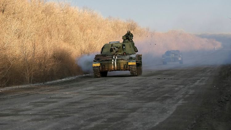 Die ukrainische Armee ist größtenteils mit veraltetem Gerät - hier eine Haubitze aus sowjetischer Produktion - ausgestattet.