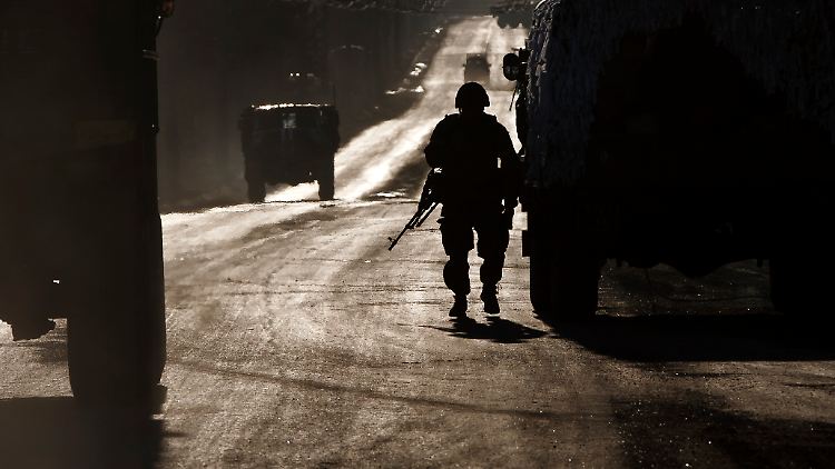 Ein ukrainischer Soldat in den Straßen von Artemiwsk im Osten des Landes.
