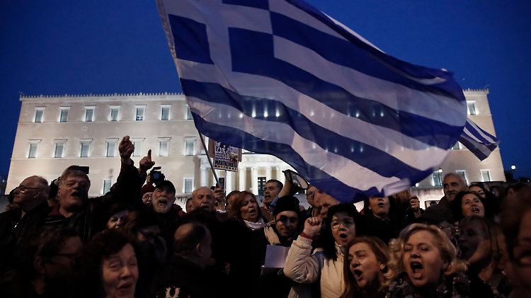 Unterstützer von Ministerpräsident Alexis Tsipras demonstrieren in Athen.