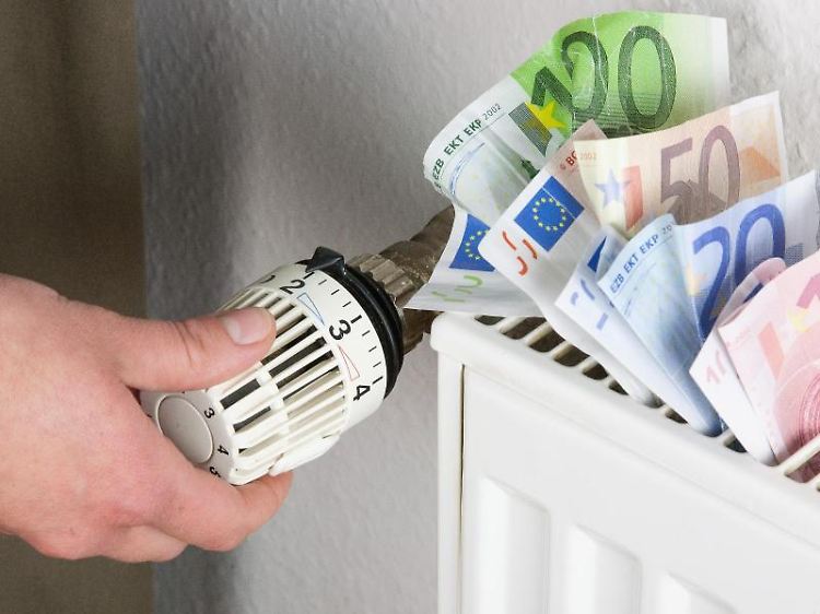 Beim hydraulischen Abgleich stellt ein Sanitärfachmann die Heizungsanlage optimal ein - das spart Geld beim Heizen.