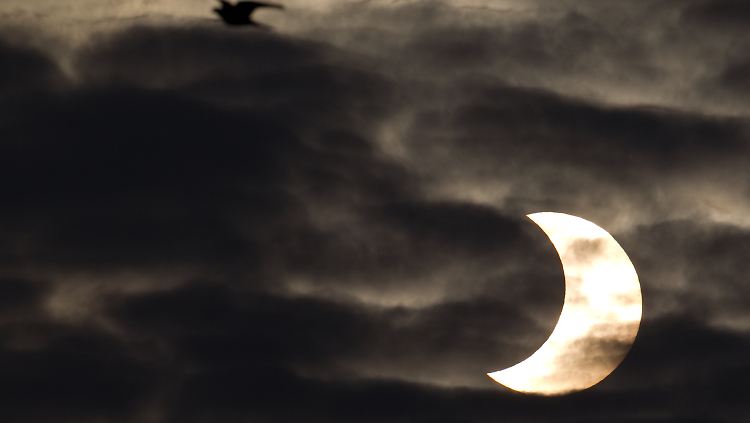 Partielle Sonnenfinsternis. Der dunkle Neumond schiebt sich vor die Sonnenscheibe.