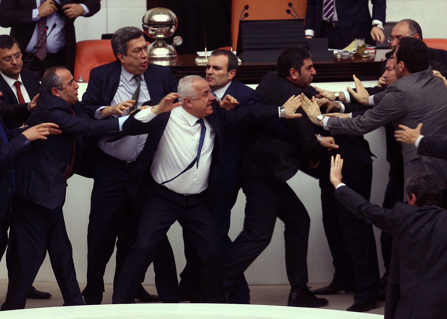 Wie viel Macht sollte die Polizei im Lande haben? Die türkische Regierungspartei AKP und die Opposition sind da durchaus und erkennbar unterschiedlicher Auffassung.