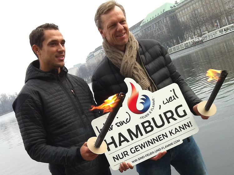 Der ehemalige Hockey-Nationalspieler Christian Blunck (r.) und der Weitspringer Sebastian Bayer werben in Hamburg für Olympia.