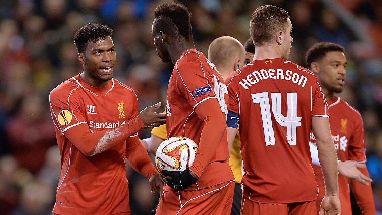 Mario Balotelli klaut Jordan Henderson den Ball. Die Mitspieler finden das gar nicht cool.
