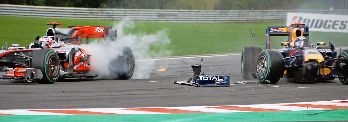 Der Crash von Spa: Vettel (rechts) schießt Button beim Überholversuch ab.
