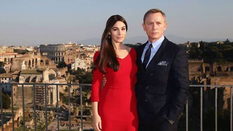 Fünzig und fabelhaft: Monica Bellucci sieht umwerfend aus an der Seite von James Bond alias Daniel Craig.