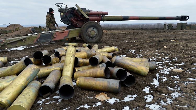 Ukrainische Artillerie: Die Separatisten beklagen, die Kiewer Armee habe Wohngebiete beschossen.