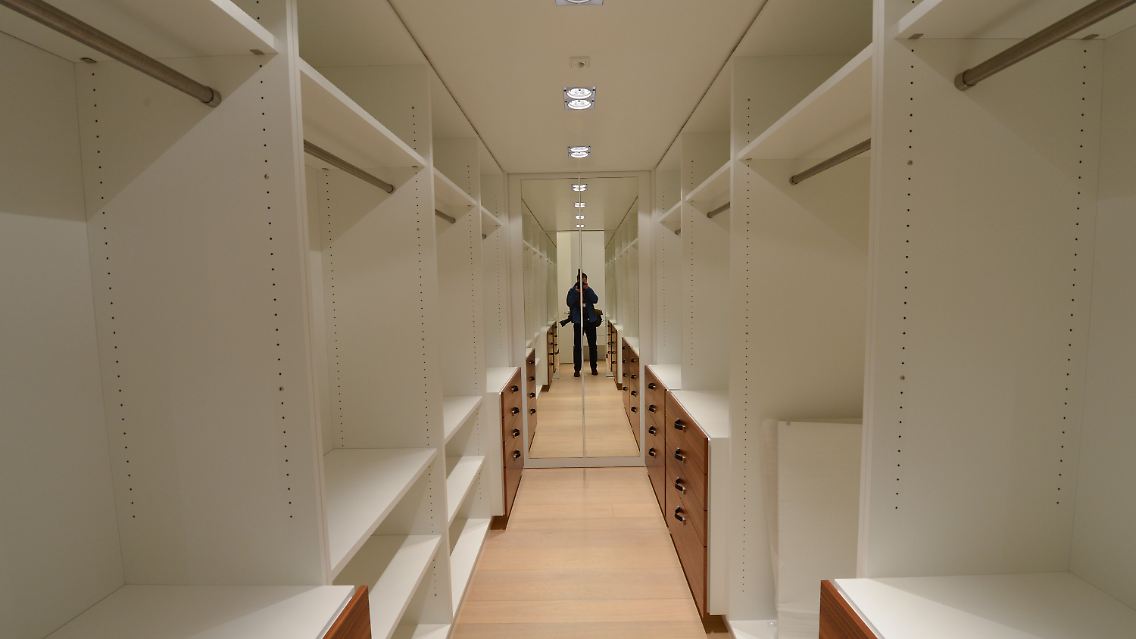 Ebenso der persönliche Kleiderschrank, in dem so einige Roben Platz finden dürften und das ...