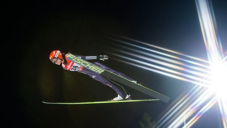 Einer von zwei Gold-Flügen: Vogt segelt in Falun aufs Podest.